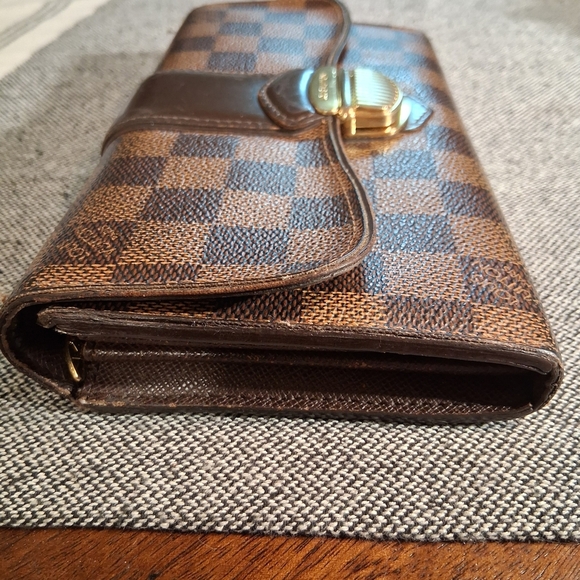 Louis Vuitton Damier Ebene Wallet with Gold Clasp - Picture 4 of 16